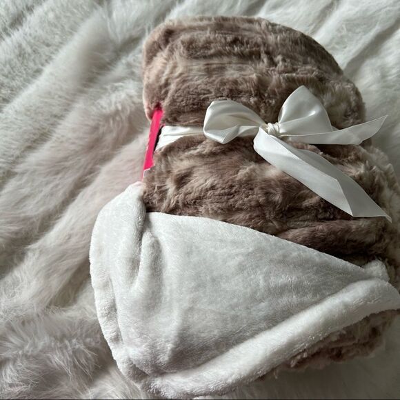 Limited Edition Plush Throw - Picture 1 of 4